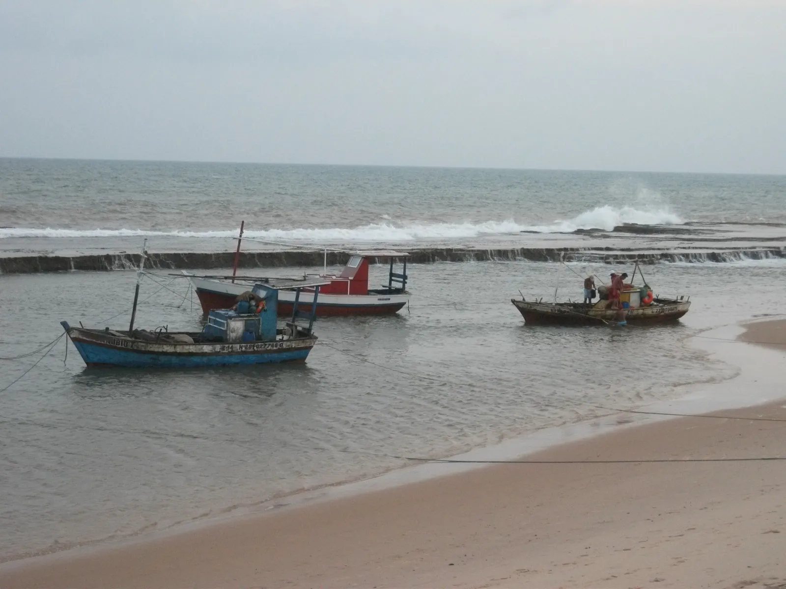 Barcos de pesca na praia.